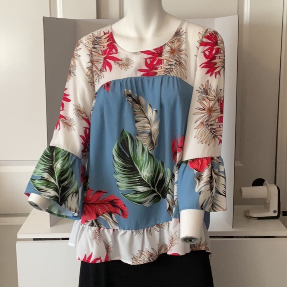 Weekend Suzanne Betro Brand Floral Print Women's Top
